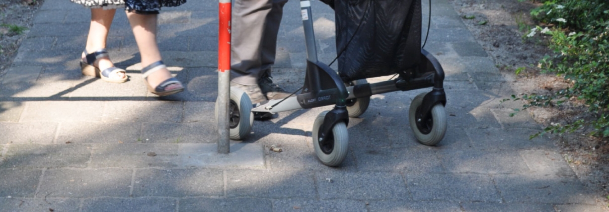 samen wandelen met een rollator