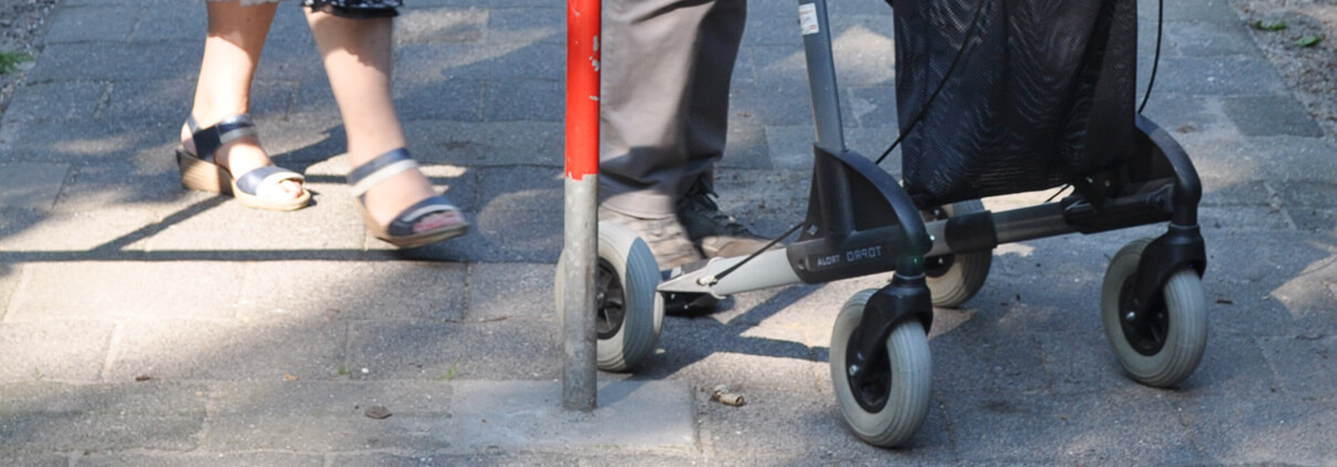 samen wandelen met een rollator